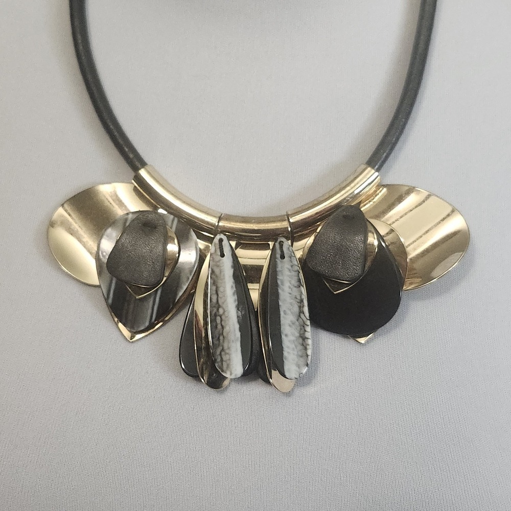Banana‎ Republic Art House Necklace